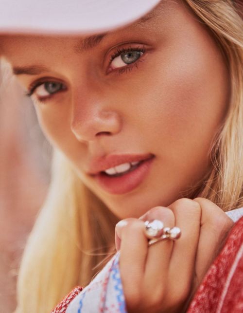 chictape:  Frida Aasen // Elle China December 2017