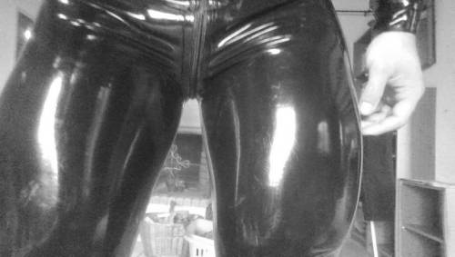 Rubber quads #quads #latex #catsuit #latexcatsuit #fetish #fetishwear #rubber #rubberfetish #gummi #