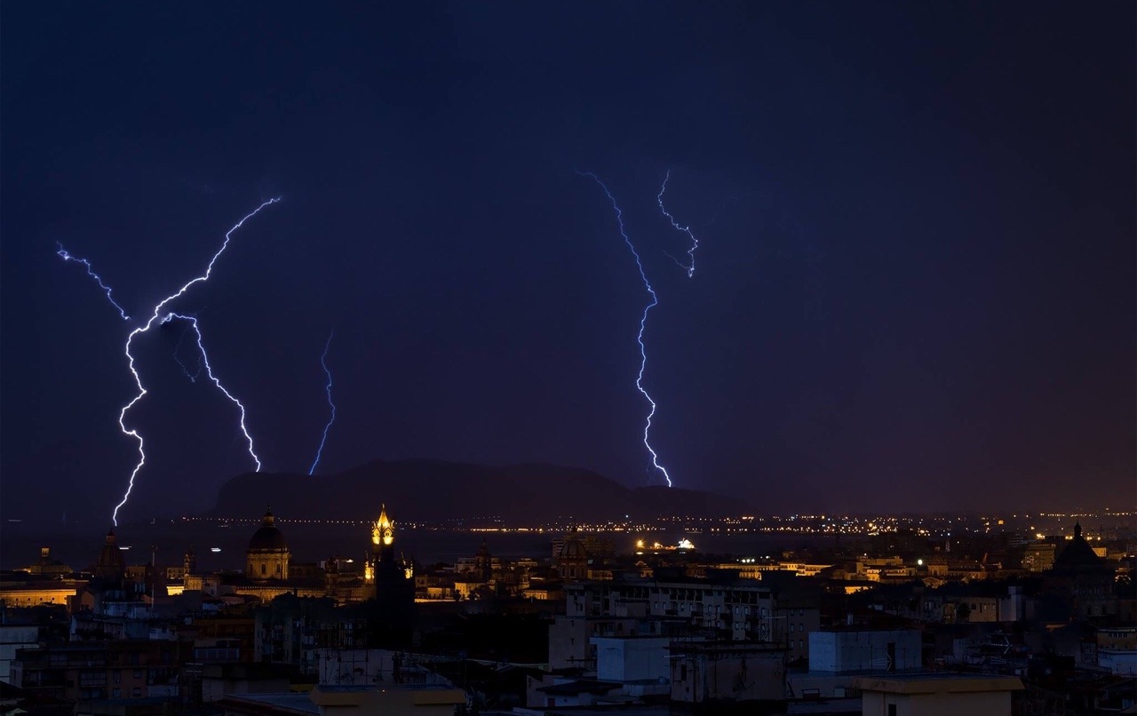 stonelpaesedellemeraviglie:  Italy: Sicily, Palermo Thunderstorm 22/23 June 2016