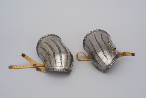 armthearmour: Elements of an armor garniture made for Reichsfreiherr Wilhelm von Roggendorf, attribu