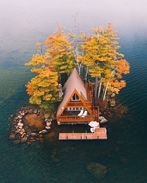 scitenik:  erubes1: One  of the best parts about visiting the East Coast is experiencing the  different seasons, and Fall in my opinion is the best. Having a cabin  accessible only by boat is the cherry on top. Now that’s how you  quarantine.  