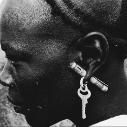 amysall: “ Bodi tribe. Nomadic. Young man wearing a key as earring and a rolled ethiopian banknote of one bir in a hole through his ear’s lobe.” Ethiopia. South Omo Zone. Salamago district. ©Didier Ruef, 2001. 