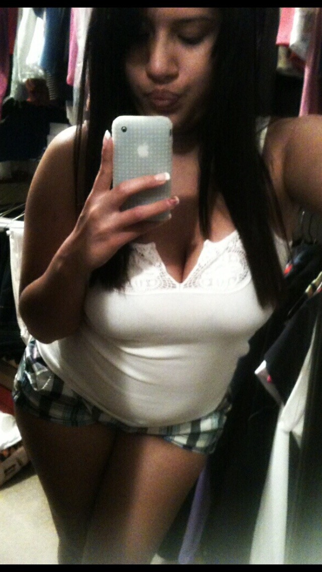 quagmirefan86:  chriszecuaboy:  My ex girlfriend 👈🏽mexicana  So hot
