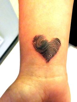 tattoostuffs:  lockestudios:  Fingerprint heart tattoo done by Andy Locke @ Locke Studios Tattoo and Piercing Studio located in Gettysburg, PA 17325.  I absolutely love this. I’ve toyed with getting BF’s fingerprint as a tattoo but not sure how I’d