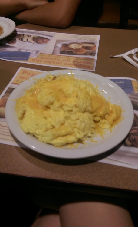 pearlgirl710: dennys:  and-down-we-go:  So last night a bunch of my friends and I went to Denny’s fo