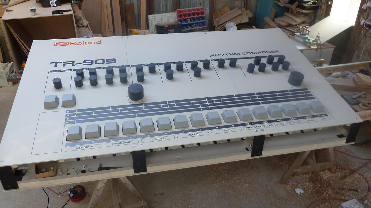 motherboardtv:
“ This Nine-Foot TR-909 Drum Machine Is the Anti-Ableton Live ”
DAAAAAAAAMN