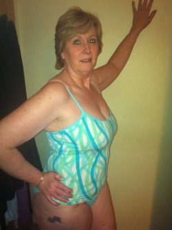 gilfsnmilfs:  Peeling off the Tankini off