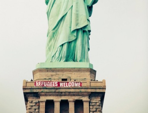 gogomrbrown:  A giant ‘Refugees Welcome’ sign was unfurled on the Statue of Liberty today  