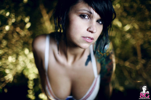 Looky, looky, looky Ain't she pretty, pretty, pretty