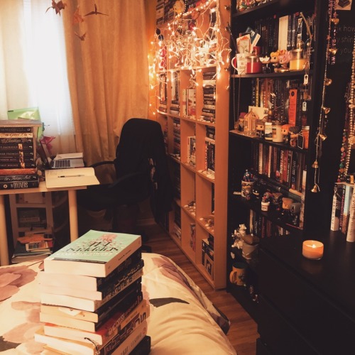 bookaddict24-7:I’m a little bit in love with my bedroom’s aesthetic.