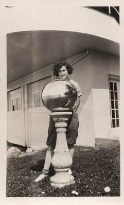 sorabji:  eluniversodelasenora:  source   Woman standing behind a mirror ball.