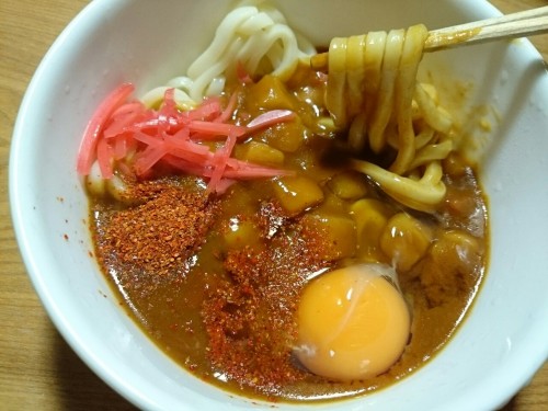 udonangya: カレーうどんに生玉子。 Curry udon and Egg.