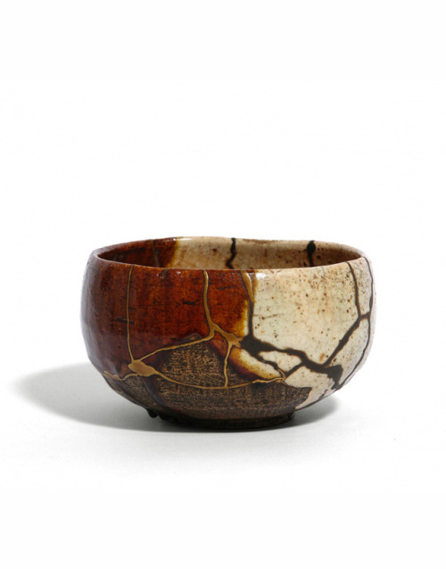 Kichizaemon VII, Chônyû (1714-1770), tea bowl / chawan. With a splendid kintsugi technique. Japan. V