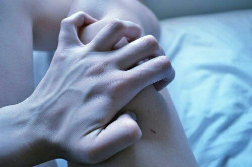 an-openletter-tomyself:  “E poi con le mani a togliere aria dalle parole, per scrivere sulla pelle una storia fatta di respiri.”