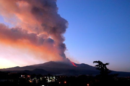 estperpetua:social media users posting pictures of etna’s eruption from their homes (16.02.2021)And 