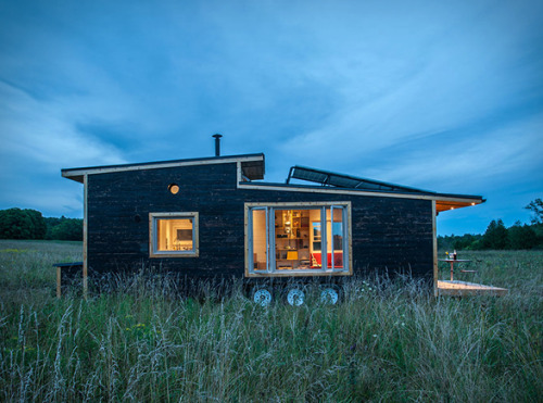 goodwoodwould:Good wood - yet another miniature home, this time it’s a super green and eco-friendly one. The ‘Greenmoxie Tiny House’ is a 340 square feet green home featuring solar panels, a roof water recovery system, and low-voltage LED lighting.