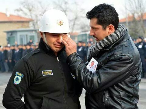 bahcesigonul:Kayseri'deki cenaze töreninde Bir Polisimiz Şehid olan meslektaşı için gözyaşı döküyor,