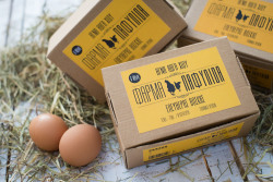 Cutie din carton pentru ouă de găină.Ambalajul este realizat din carton CO3 nature, ondula E (micro). Cutia este neimprimată însă folosește autocolant pentru personalizare și o fereastră pentru ca produsul să fie vizibil fără a desface ambalajul.