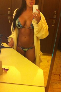 waddleblubird:  Awesome sizzling woman selfie