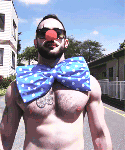 pissandbeer:  cumblr7:  I feel bad that this makes clown sex seem appealing… YIKES  Ok… I want a clown for my next birthday…. 
