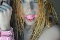 alorali:  Self portraits in my new pink toys  