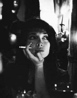 huilendnaardeclub:  Juliette Greco, by Cornel