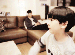 eteru:  Donggu dancing to Infinite Back