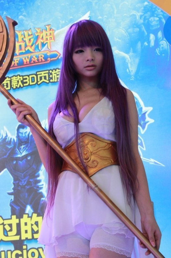 cosplayiscool:  Li Ling’s cosplay is considered so hot that shes actually been