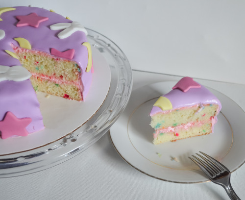 prettyprincessmoonbeam:A birthday cake fit for a moon princess! 