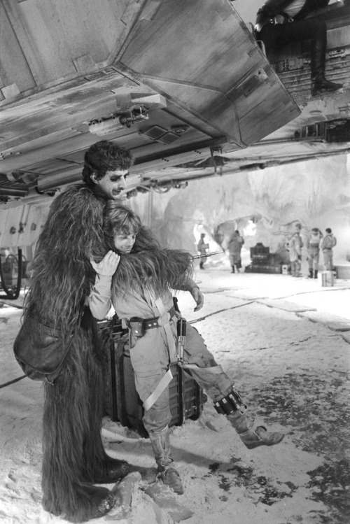 atomic-chronoscaph:Peter Mayhew and Mark Hamill on the set of The Empire Strikes Back (1979)