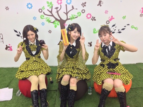 rukakikuchi:  48groupstelevision: 渡辺麻友 - twitter (2017/04/08) I love that picture of them in “Itoshiki Natasha” outfits! PLZ tell me they’re doing it for AKB48 SHOW! >w< 