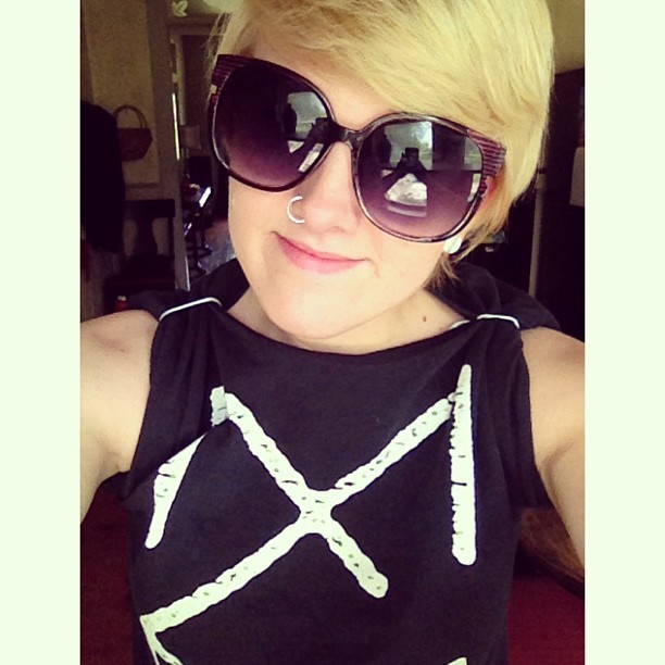 Someone buy me some new sunglasses, my other ones broke. :&rsquo;(