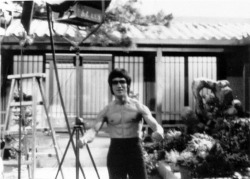 guts-and-uppercuts:  Bruce Lee posing on