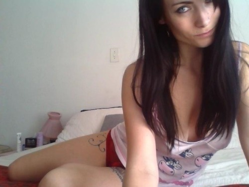 Looky, looky, looky Ain't she pretty, pretty, pretty