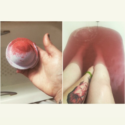 knee-deep-in-clunge-mate:  Space gurrrrrl bath bomb. Looks like I’m sitting in a bath full of blood 🙊