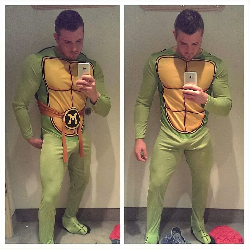 hardmenonline:  Check out his bulge