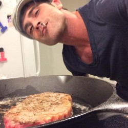 lancehart:  2:30 am steak in my new skillet :)