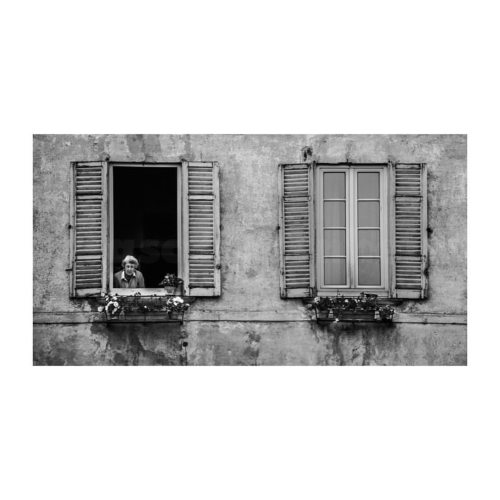 UNE FEMME À SA FENÊTRE / A WOMAN AT HER WINDOW Orta San Giulio  2014 Mai / May 2014