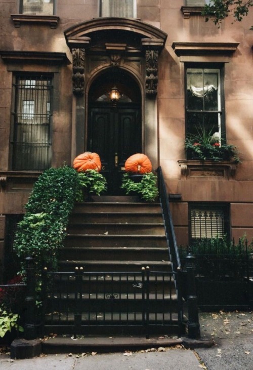 oldfarmhouse:Unique Autumn Porch Stepshttp://pin.it/vp_-Swu