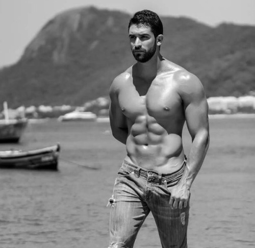 hotandsexymen:  http://instagram.com/jonathandobal