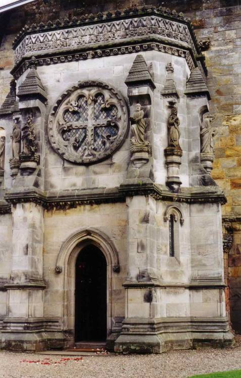 If you are a lover of mysteries, this is the place you should visit. Rosslyn Chapel, built in the 15