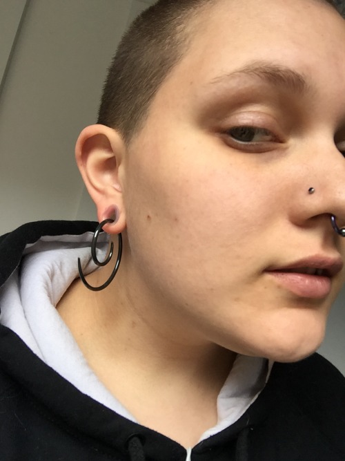 jas-i-ca:  Have a photo spam! I’m excited about my jewelry today! I can finally fit into the kaos Hydras that have been sitting in my jewelry box since forever! And I have my anatometal spiral hoop thingies! Dangle dangle dangle