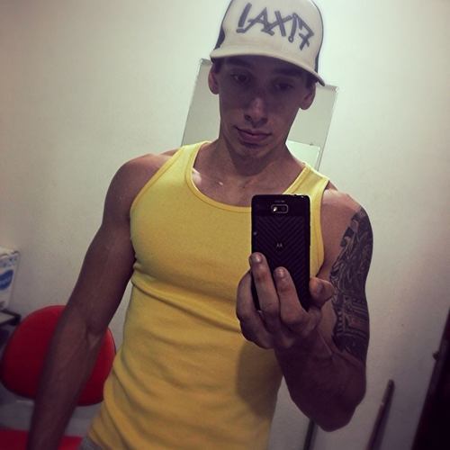 HUNG BISEXUAL DUDE : HOT!!!