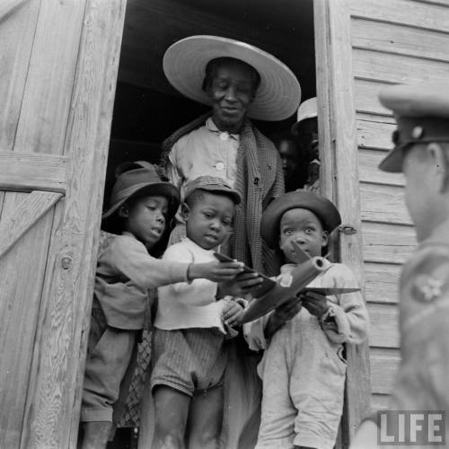 Children looking at model of guided missile(George Skadding. 1952)