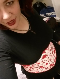 toospooky4kittens:  My corset came today!