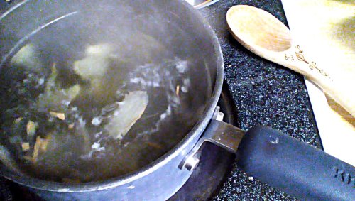 incensepotionsandplants:Lousy Kindle photo of slices of ginger at a rolling boil. Strain the ginger 