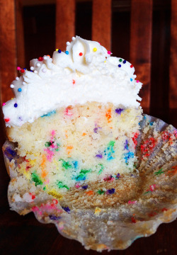 do-not-touch-my-food:  Funfetti Cupcakes