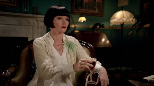 Miss Fisher’s sixth outfit of “Blood at the Wheel” (Season 2, Episode 7), features her classic silk 