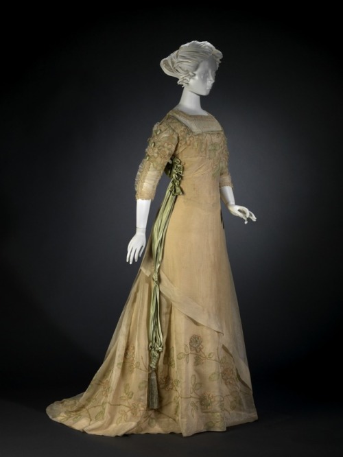 lookingbackatfashionhistory: • Engagement Dress. Artist: McHugh (American), attributed designer