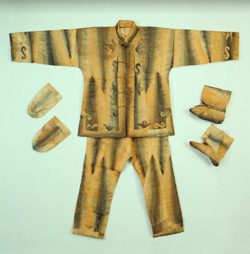 Men&rsquo;s Salmon Skin Robe with AppliqueThis is a salmon skin suit, the traditional garb of Hezhe 